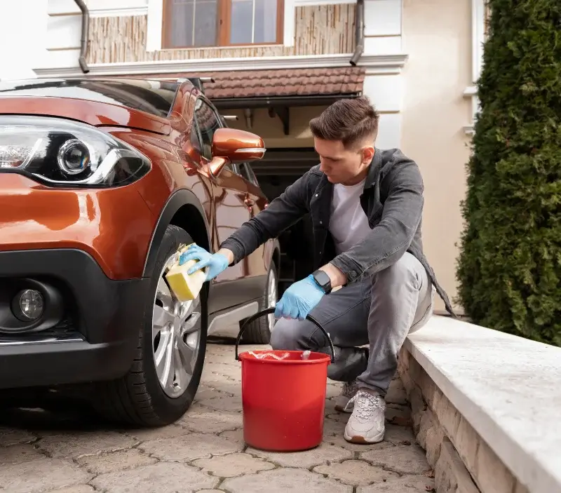 Lavage auto à domicile Boissy-la-Rivière : professionnel intervenant sur un véhicule